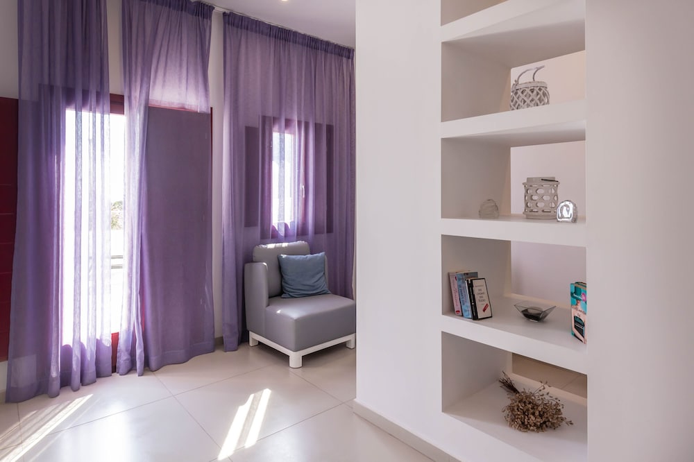 Mar n Mar Crown Hotel and Suites — Hotel rooms in Kamari, South Aegean