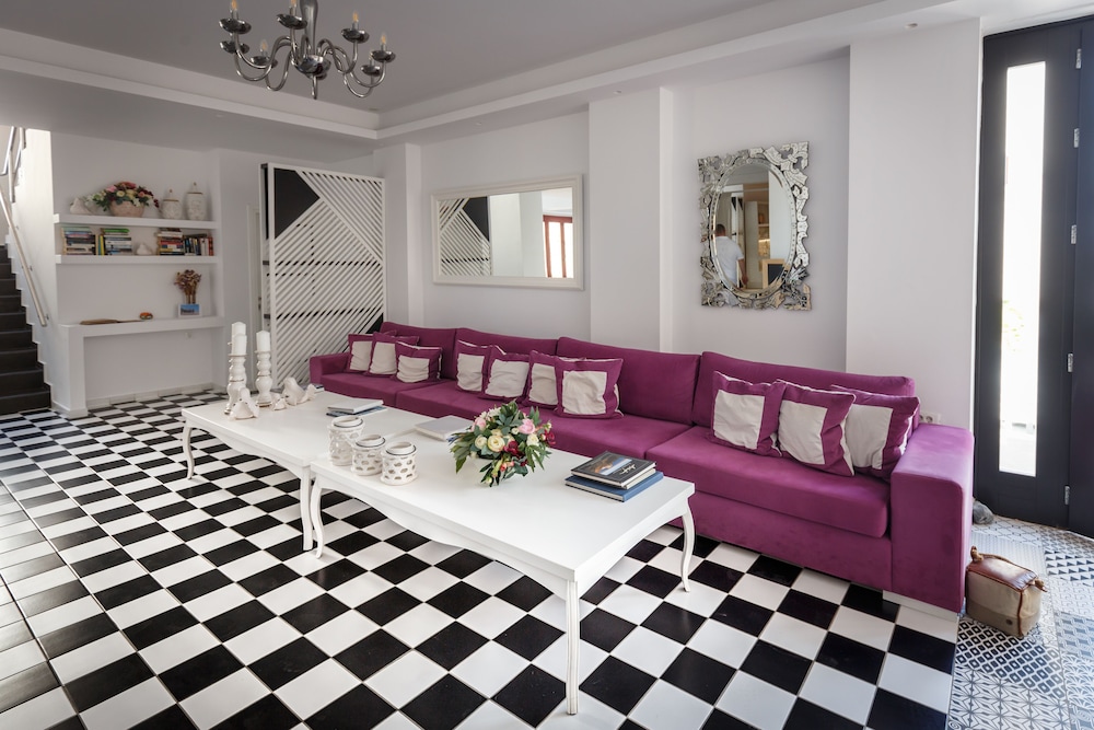 Mar n Mar Crown Hotel and Suites — Hotel rooms in Kamari, South Aegean