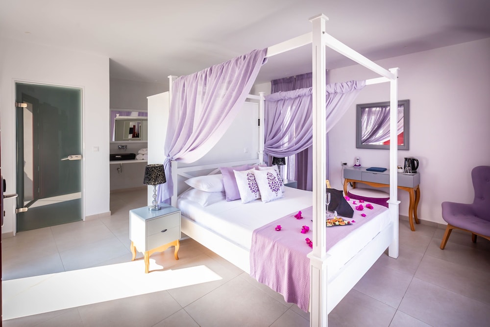 Mar n Mar Crown Hotel and Suites — Hotel rooms in Kamari, South Aegean