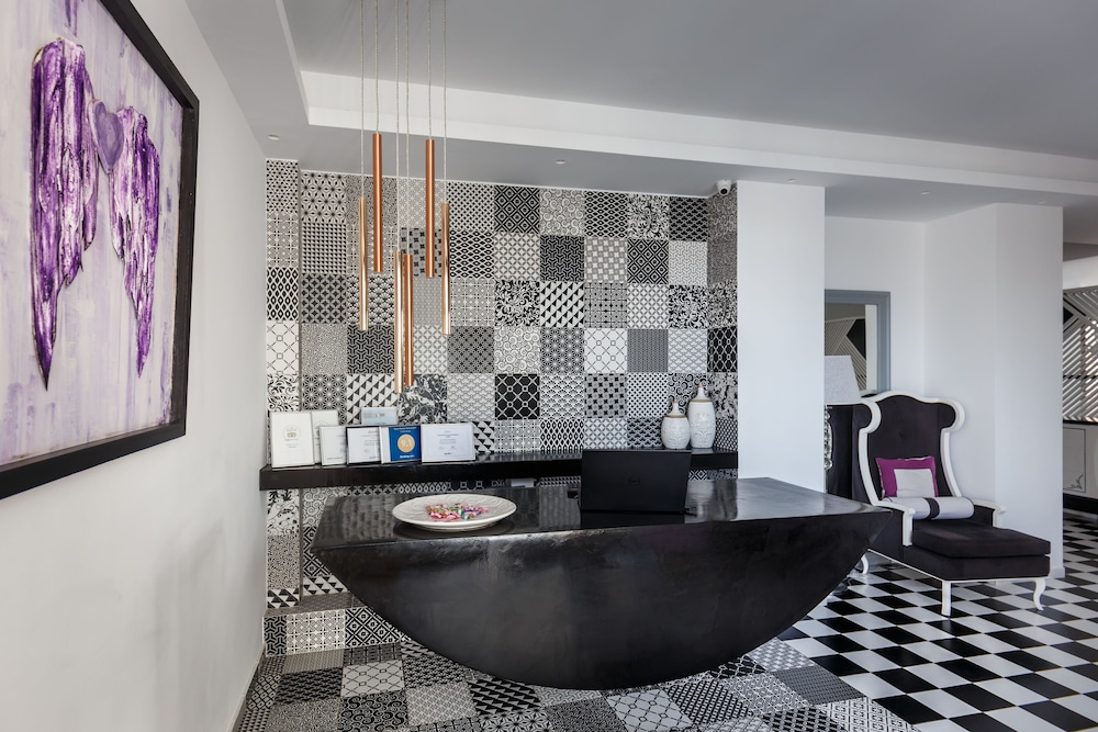 Mar n Mar Crown Hotel and Suites — Hotel building in Kamari, South Aegean