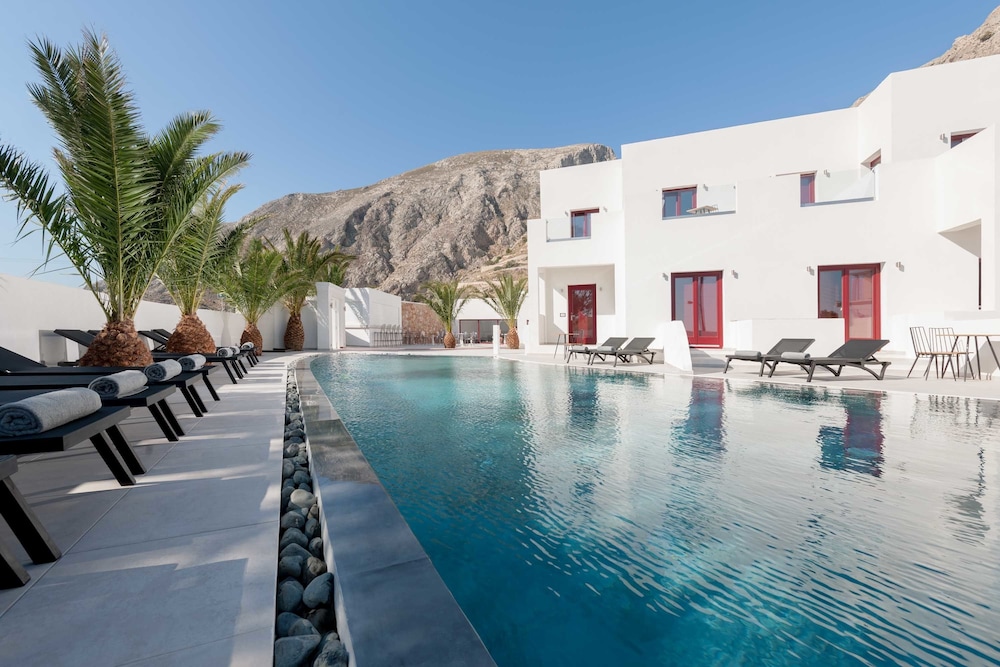 Mar n Mar Crown Hotel and Suites — Swimming pool in Kamari, South Aegean