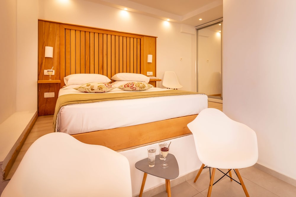 Mar n Mar Crown Hotel and Suites — Hotel rooms in Kamari, South Aegean