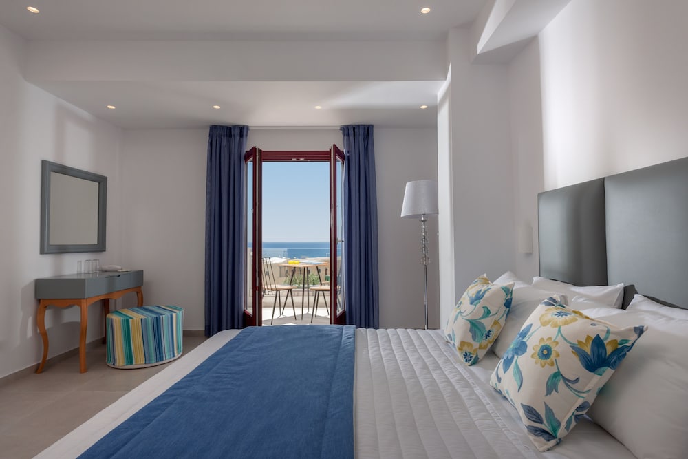 Mar n Mar Crown Hotel and Suites — Hotel rooms in Kamari, South Aegean