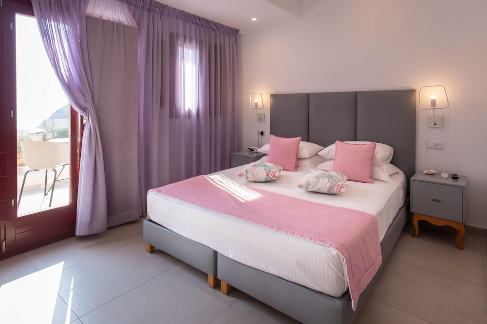 Mar n Mar Crown Hotel and Suites — Hotel rooms in Kamari, South Aegean