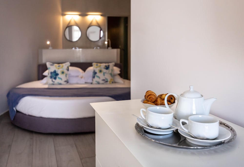 Mar n Mar Crown Hotel and Suites — Hotel rooms in Kamari, South Aegean