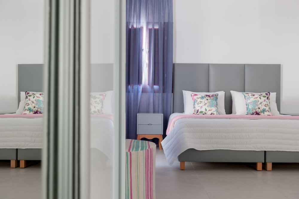 Mar n Mar Crown Hotel and Suites — Hotel rooms in Kamari, South Aegean
