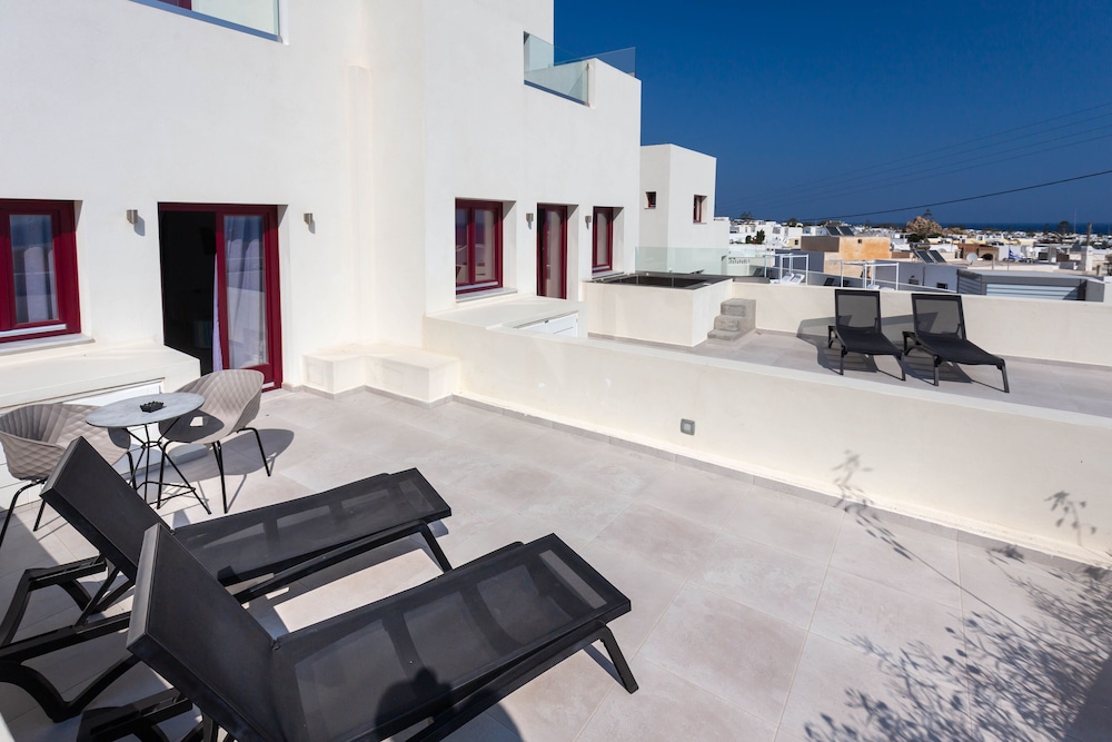 Mar n Mar Crown Hotel and Suites — Hotel building in Kamari, South Aegean