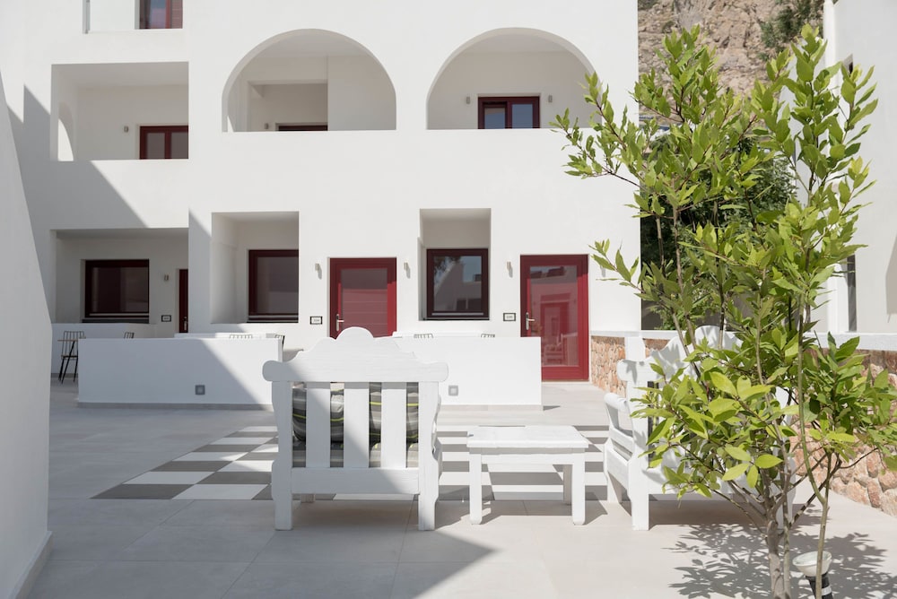 Mar n Mar Crown Hotel and Suites — Hotel building in Kamari, South Aegean