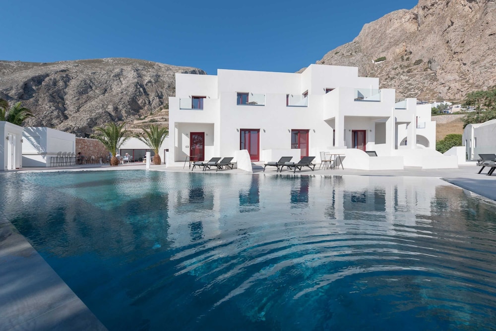 Mar n Mar Crown Hotel and Suites — Swimming pool in Kamari, South Aegean