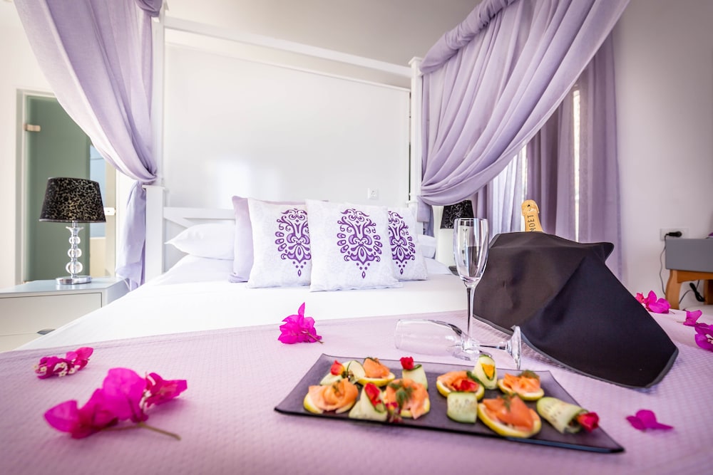 Mar n Mar Crown Hotel and Suites — Hotel rooms in Kamari, South Aegean