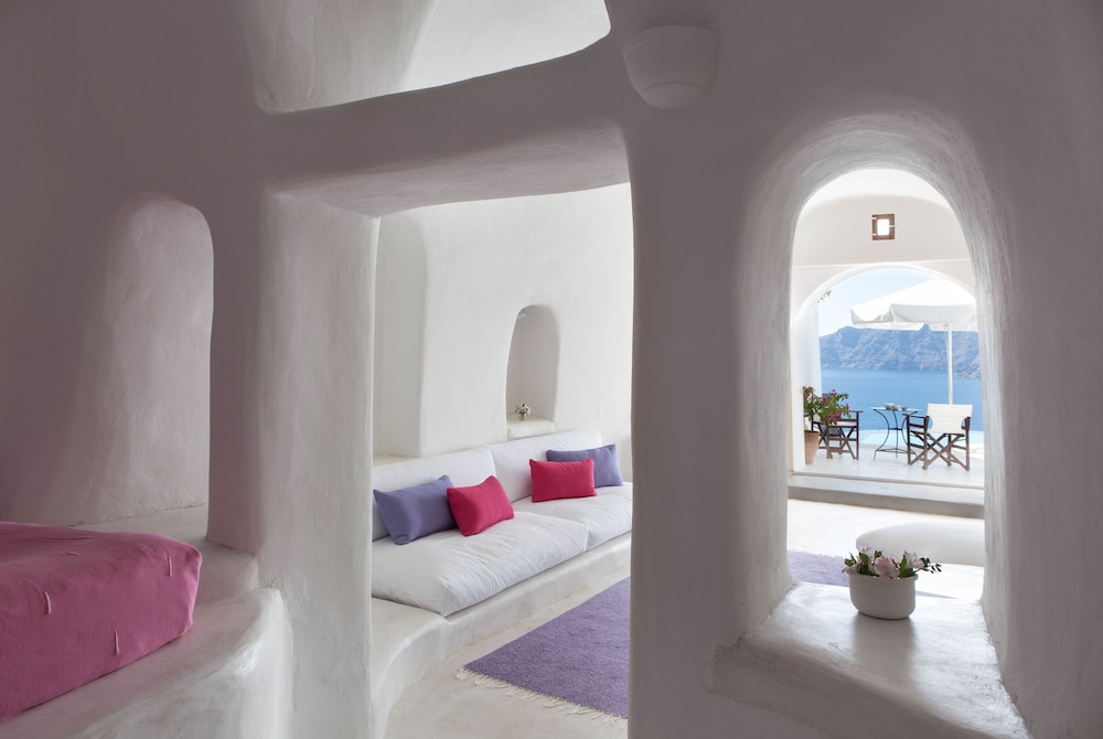 Perivolas — Hotel rooms in Oia, South Aegean