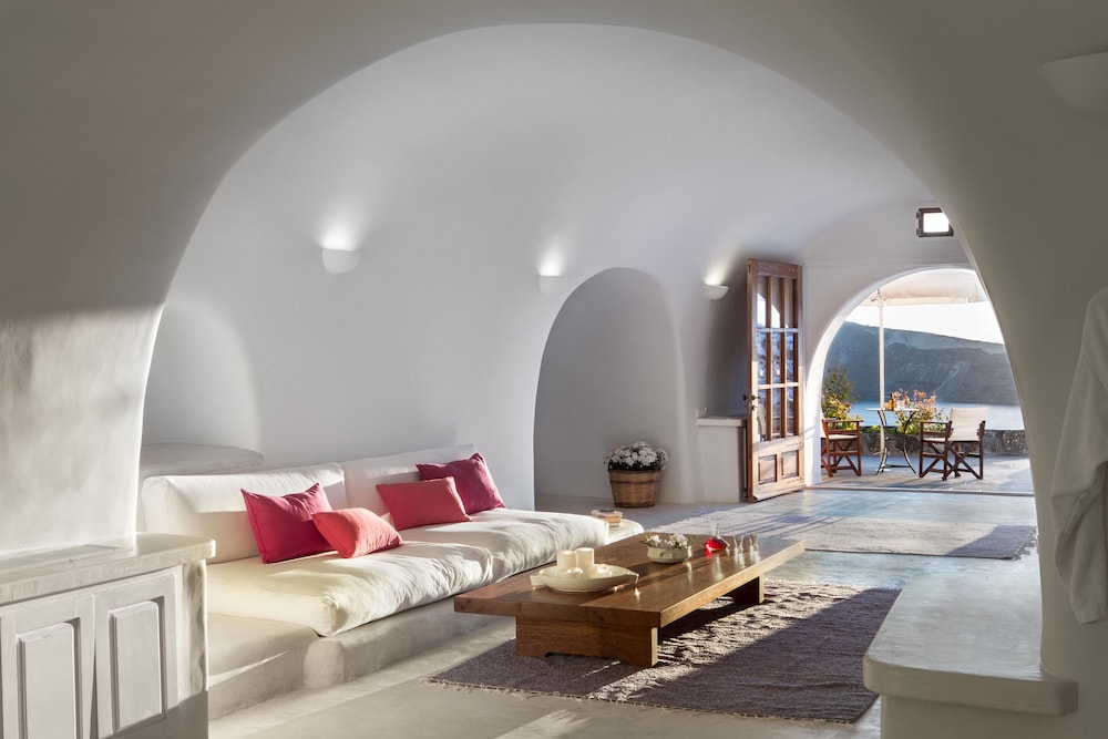 Perivolas — Hotel rooms in Oia, South Aegean