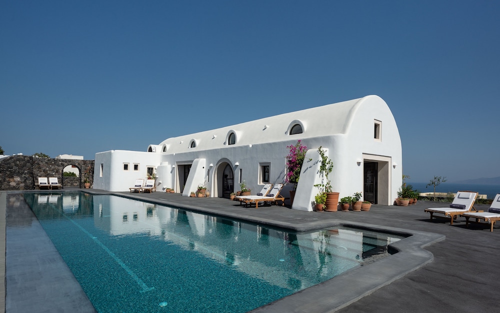 Perivolas — Hotel building in Oia, South Aegean