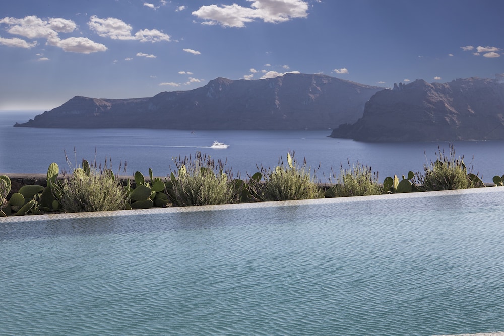 Perivolas — Swimming pool in Oia, South Aegean