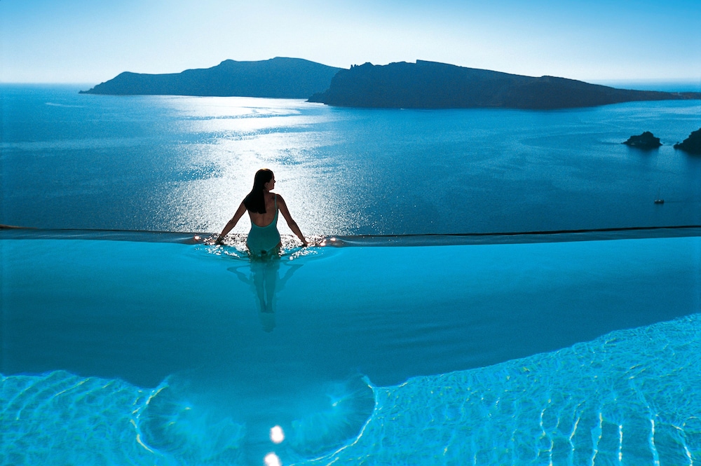 Perivolas — Swimming pool in Oia, South Aegean