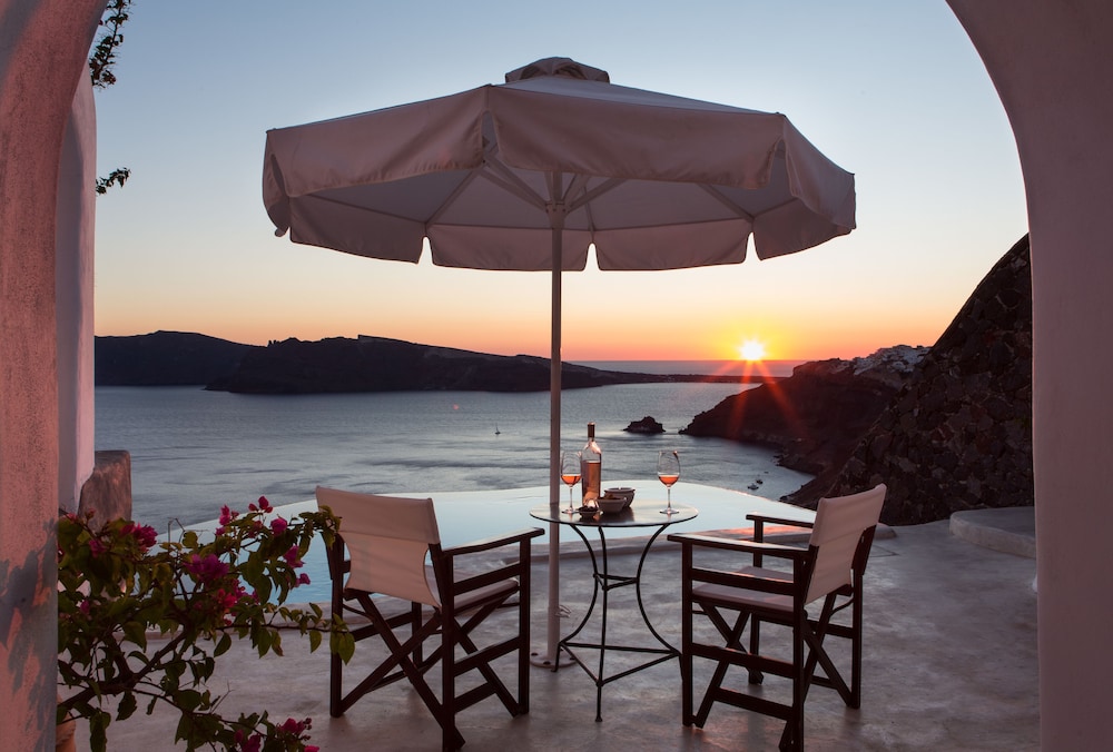 Perivolas — Restaurant & bars in Oia, South Aegean