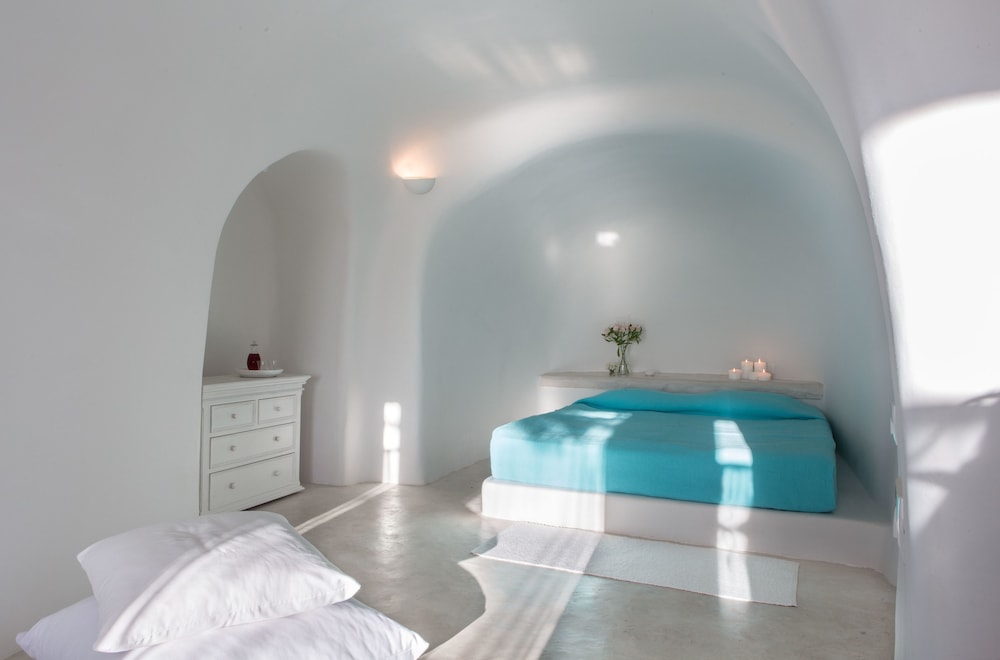 Perivolas — Hotel rooms in Oia, South Aegean