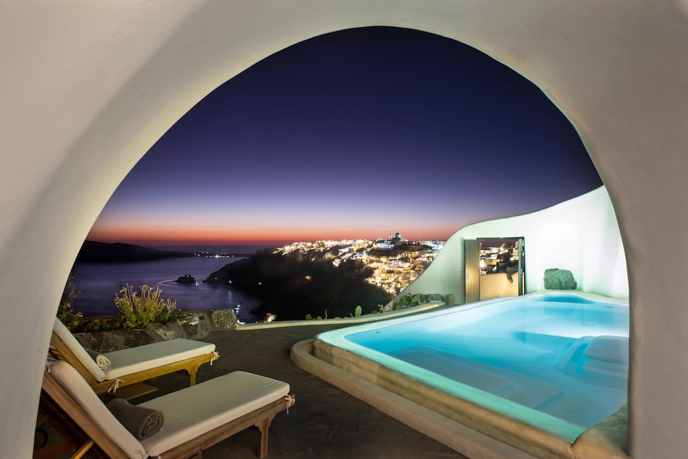 Perivolas — Swimming pool in Oia, South Aegean