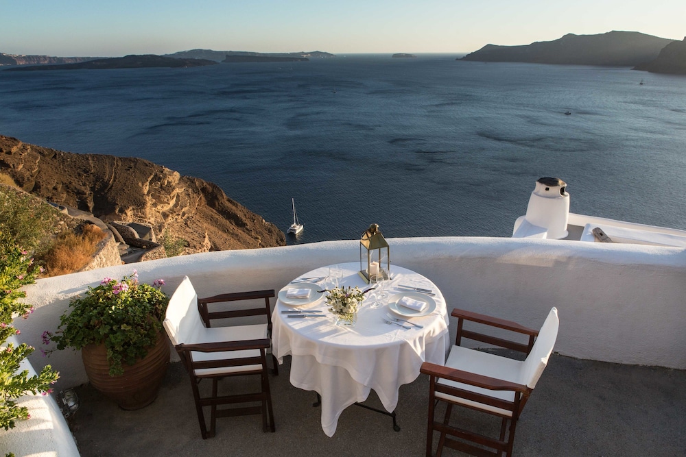 Perivolas — Restaurant & bars in Oia, South Aegean