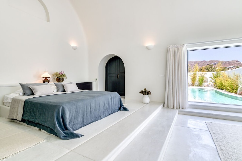 Perivolas — Hotel rooms in Oia, South Aegean