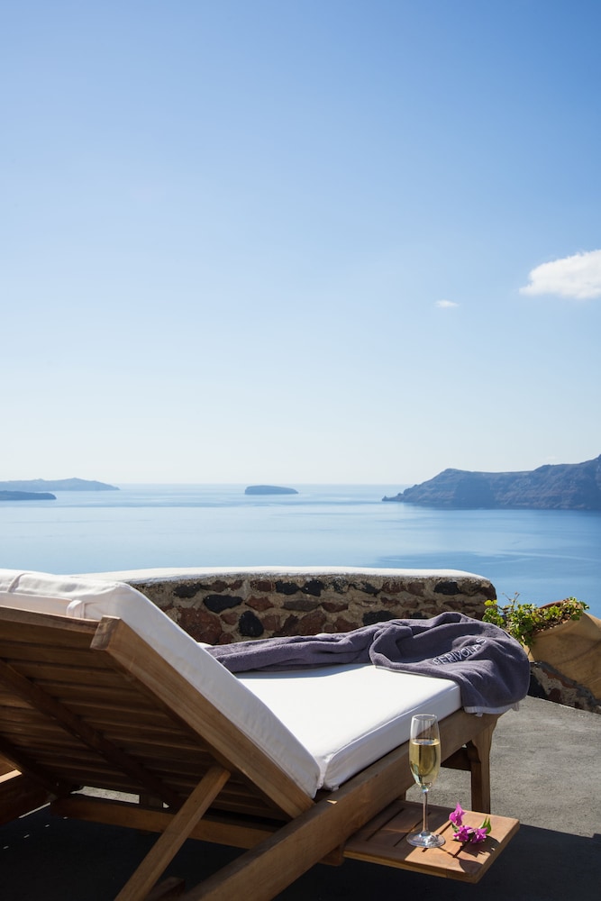 Perivolas — Hotel rooms in Oia, South Aegean