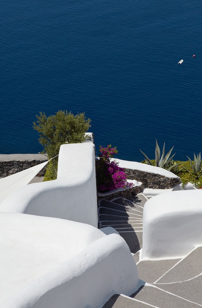 Perivolas — Hotel building in Oia, South Aegean