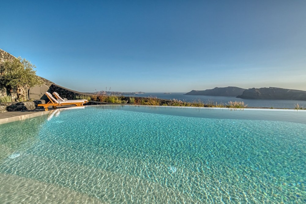 Perivolas — Swimming pool in Oia, South Aegean