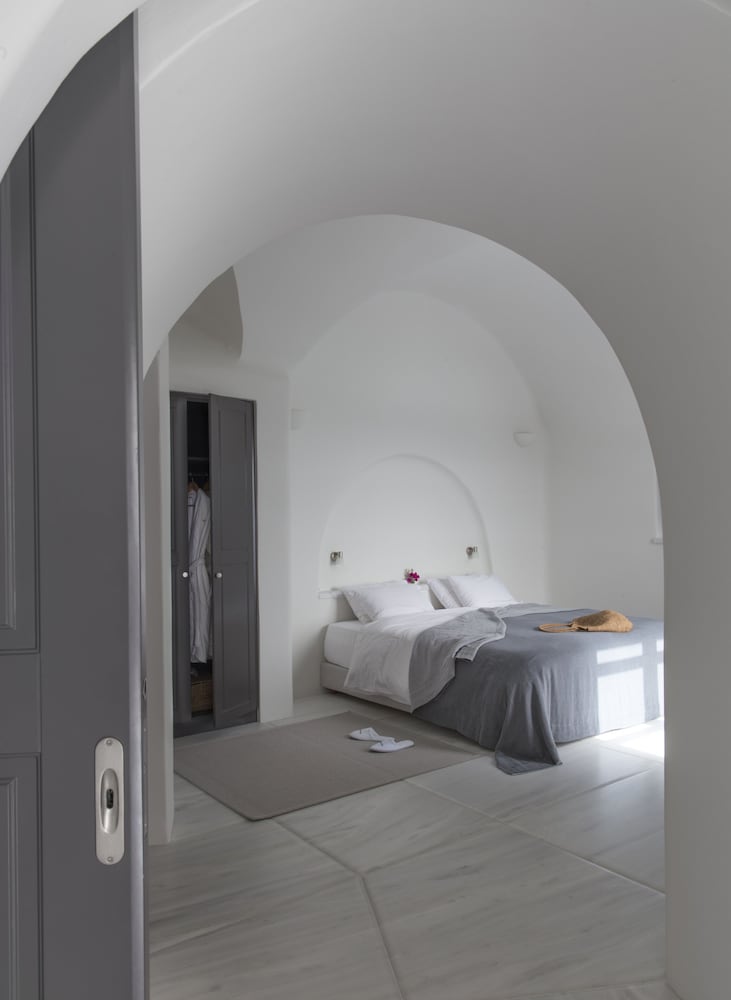 Perivolas — Hotel rooms in Oia, South Aegean