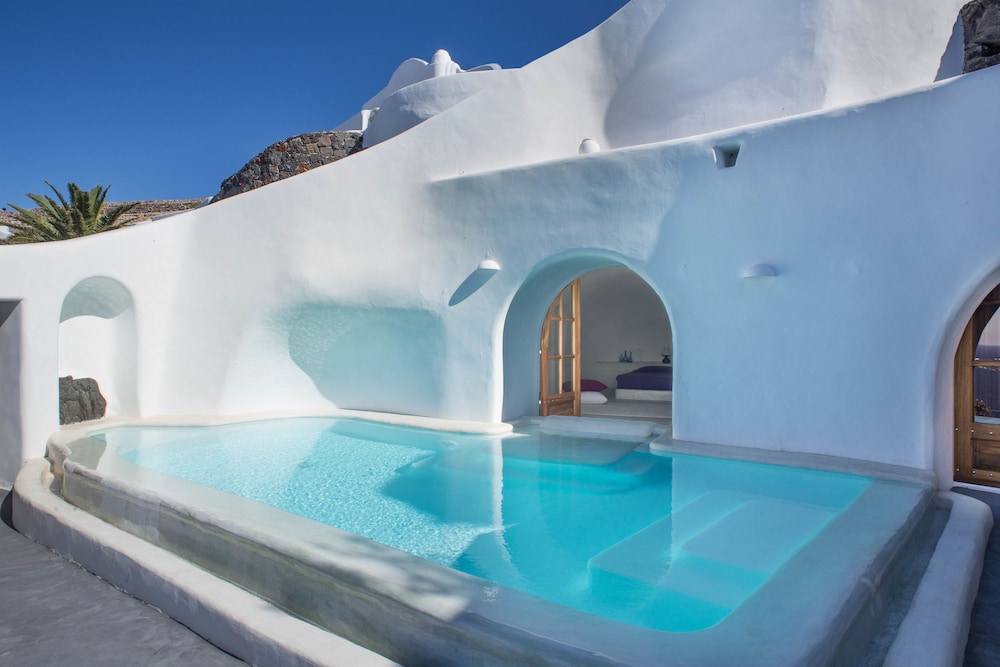 Perivolas — Swimming pool in Oia, South Aegean