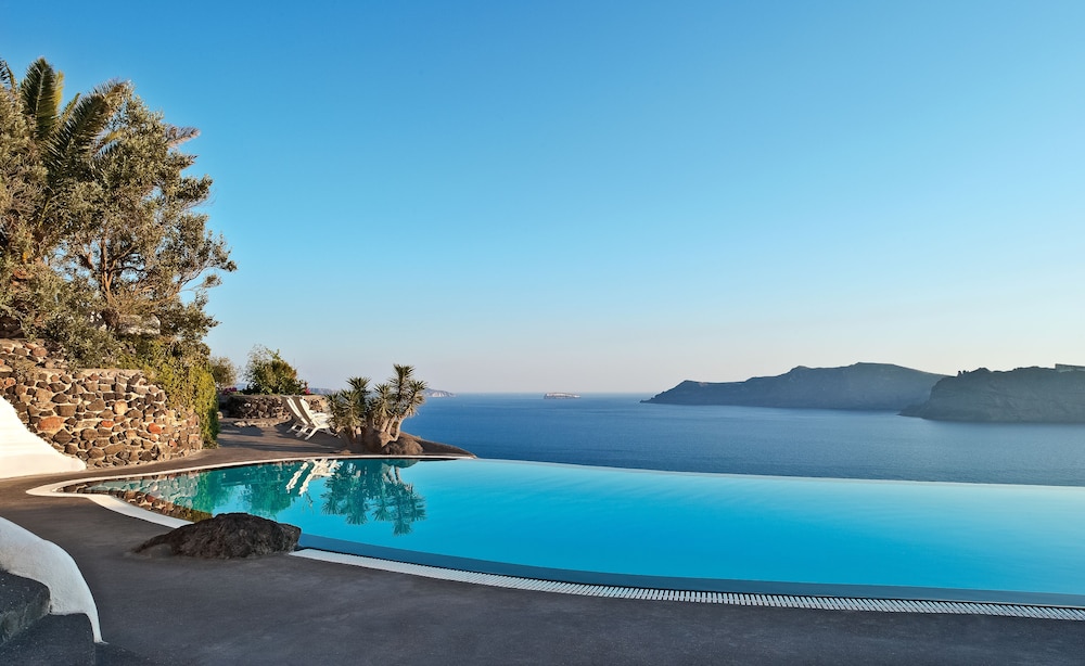 Perivolas — Swimming pool in Oia, South Aegean