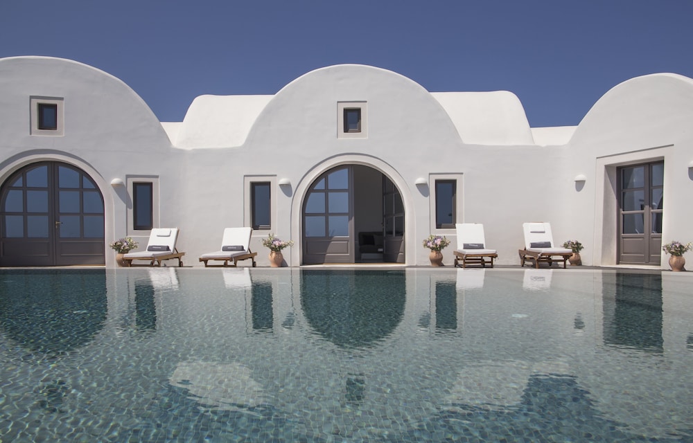 Perivolas — Hotel building in Oia, South Aegean