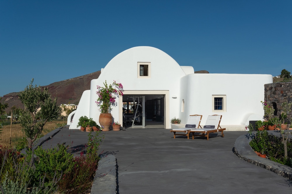 Perivolas — Hotel building in Oia, South Aegean
