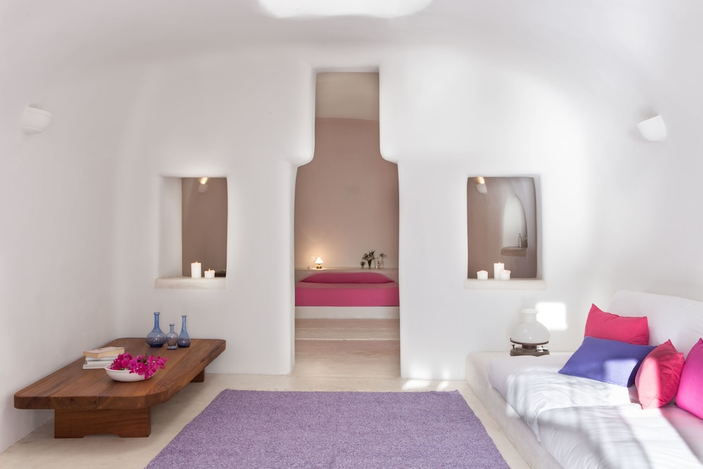 Perivolas — Hotel rooms in Oia, South Aegean