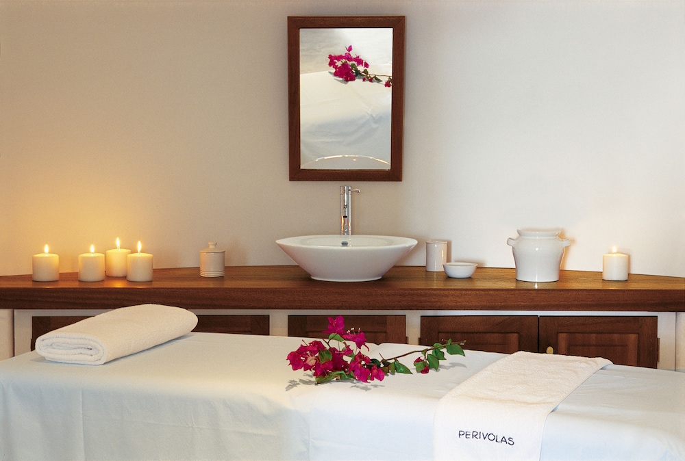 Perivolas — Hotel rooms in Oia, South Aegean