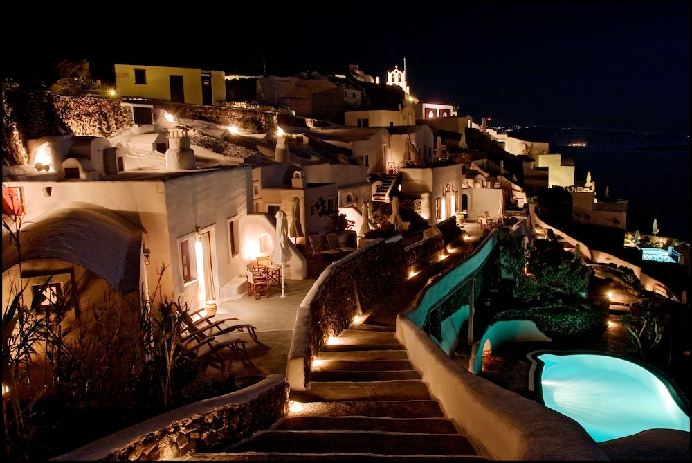 Perivolas — Hotel building in Oia, South Aegean