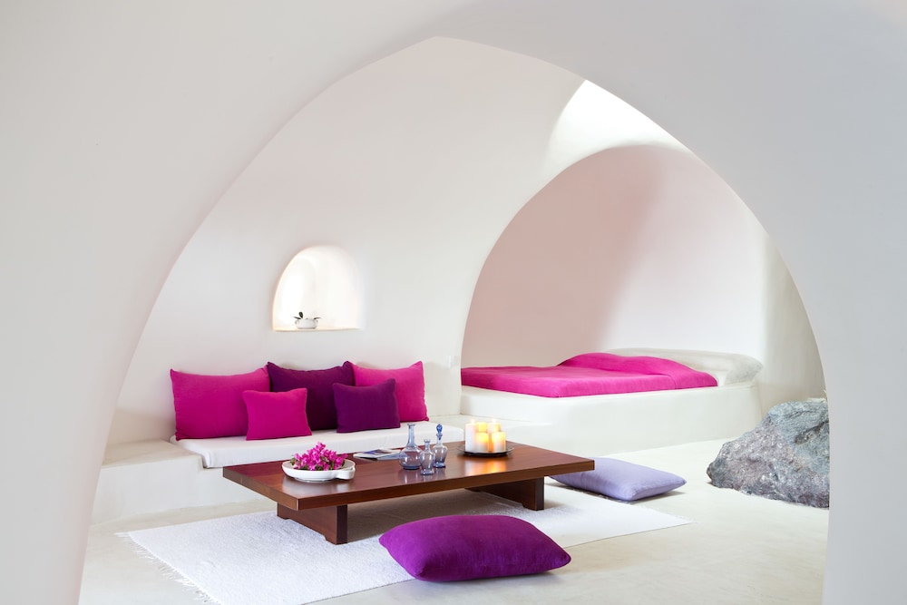 Perivolas — Hotel rooms in Oia, South Aegean