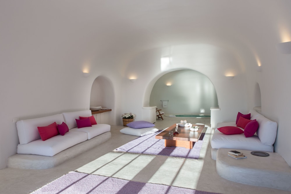 Perivolas — Hotel rooms in Oia, South Aegean