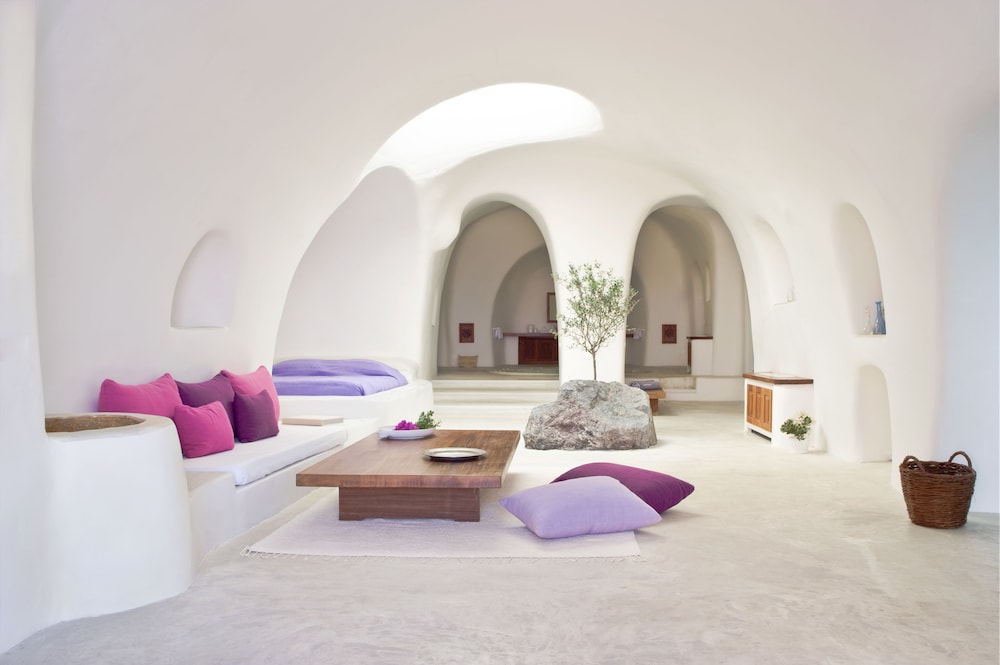 Perivolas — Hotel rooms in Oia, South Aegean
