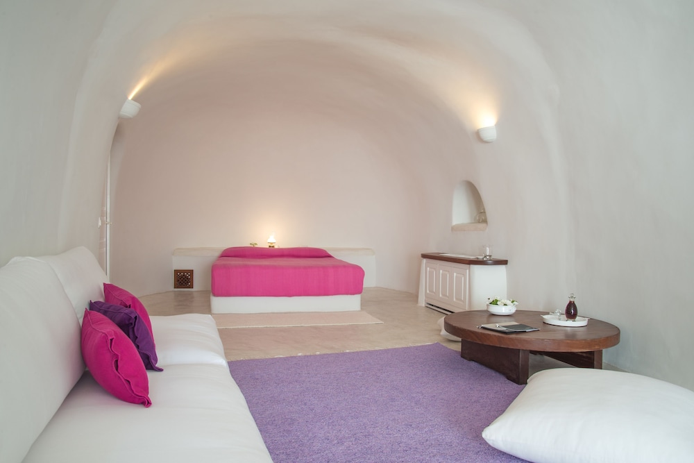 Perivolas — Hotel rooms in Oia, South Aegean