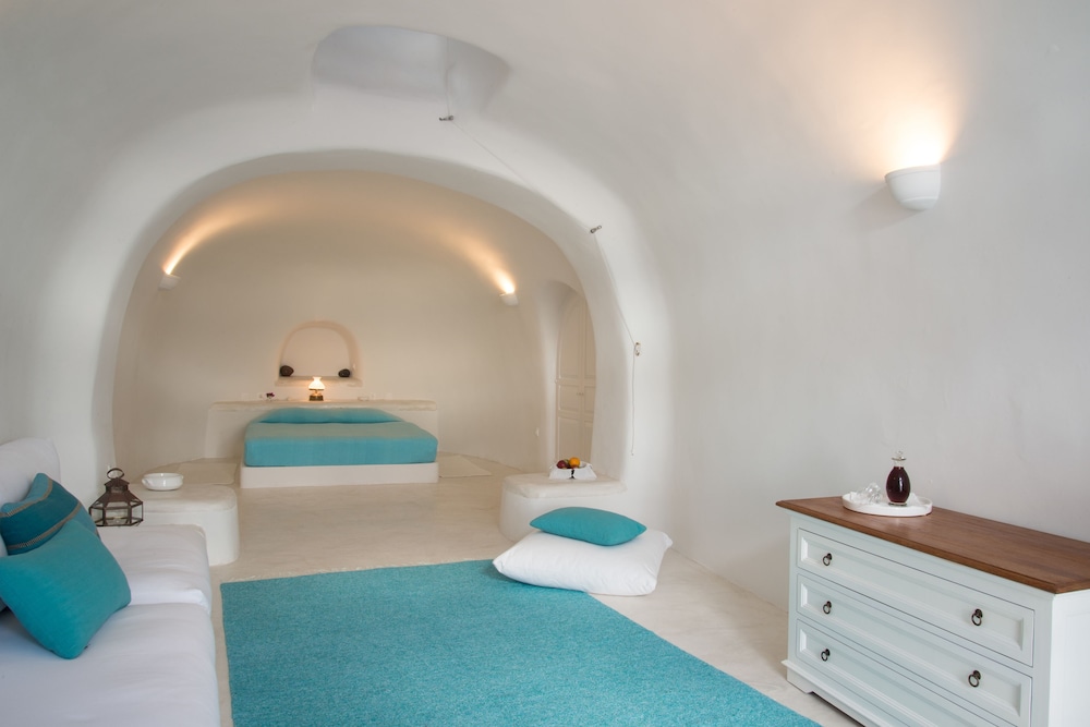 Perivolas — Hotel rooms in Oia, South Aegean