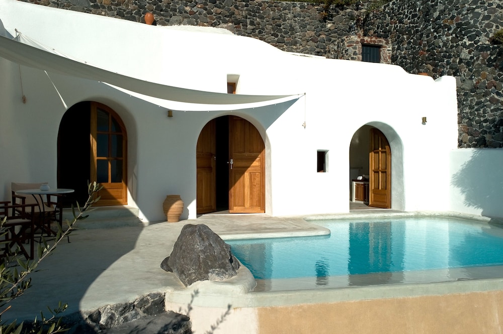 Perivolas — Hotel building in Oia, South Aegean