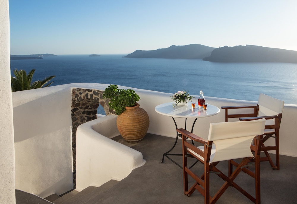 Perivolas — Hotel building in Oia, South Aegean