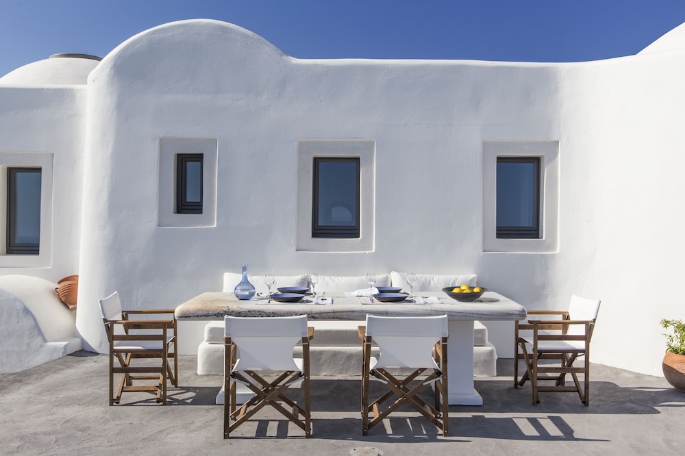 Perivolas — Hotel building in Oia, South Aegean