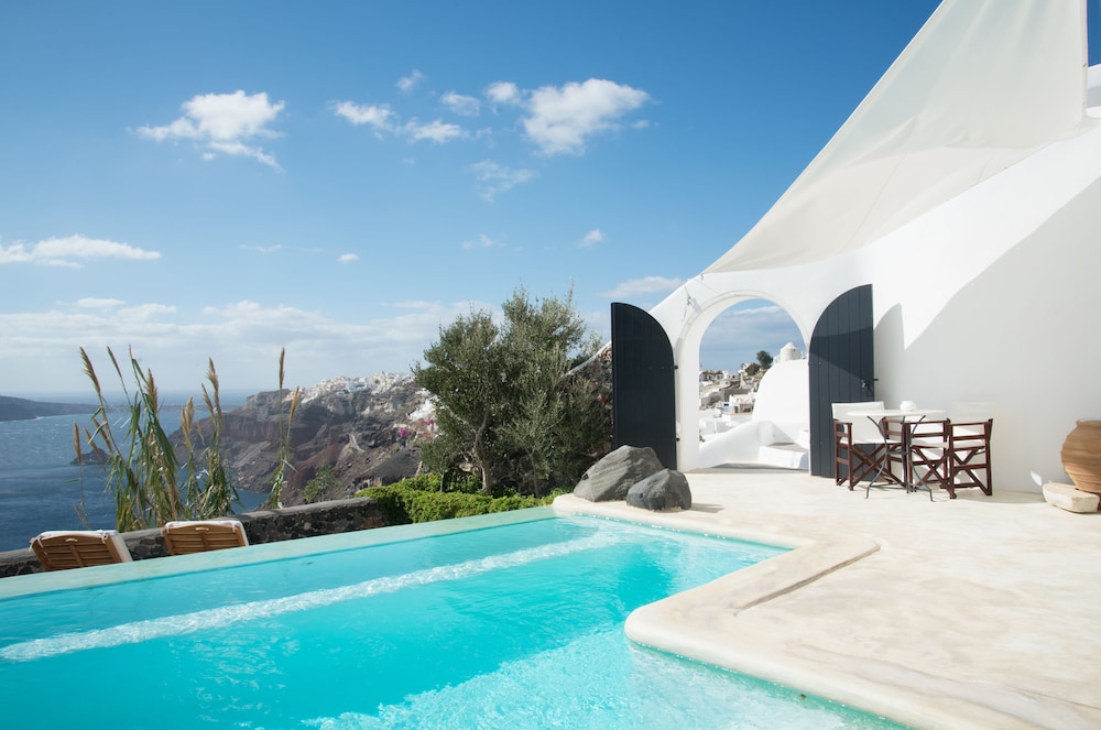Perivolas — Swimming pool in Oia, South Aegean