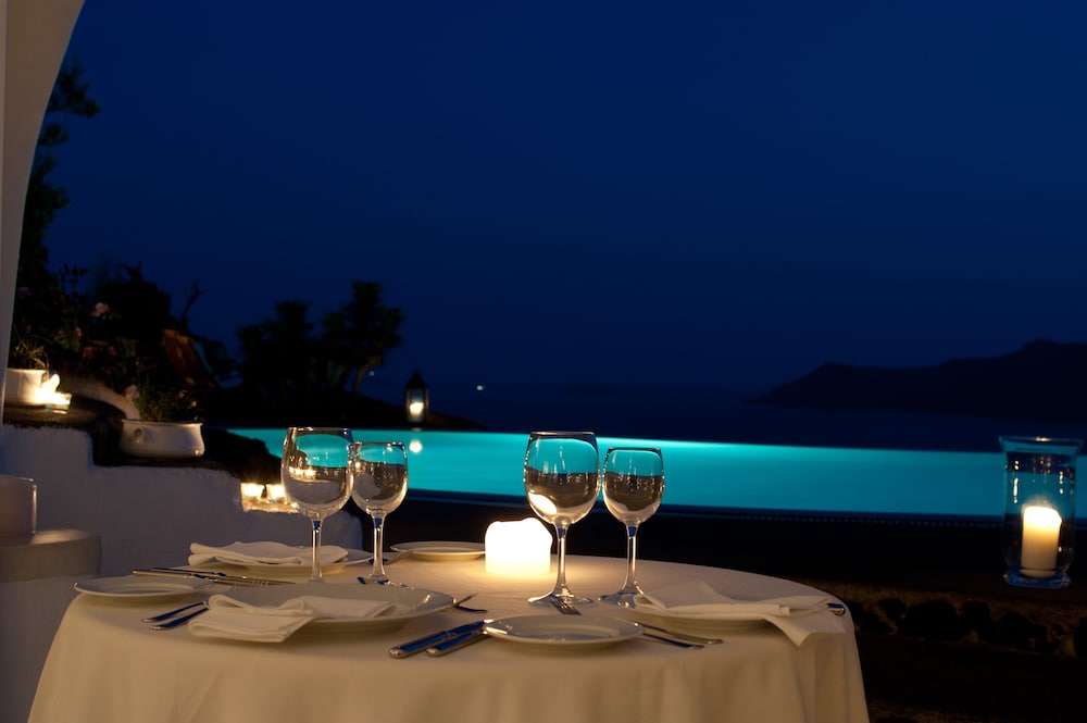 Perivolas — Restaurant & bars in Oia, South Aegean