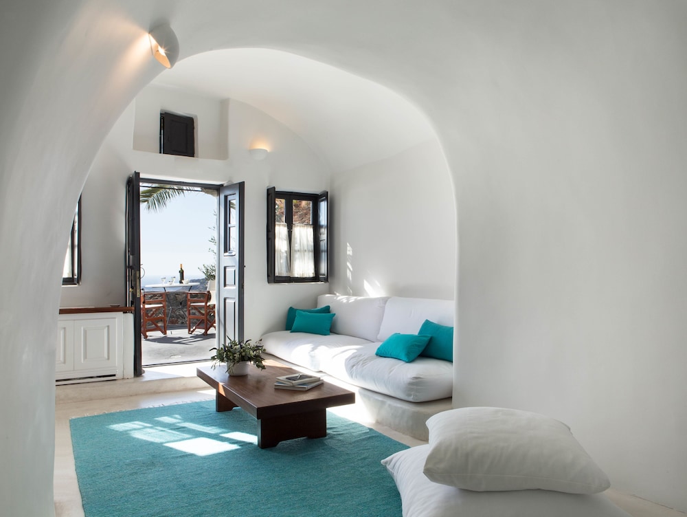Perivolas — Hotel rooms in Oia, South Aegean