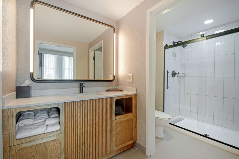 Hotel Flor Tampa Downtown, Tapestry Collection by Hilton — Hotel rooms in Tampa, Florida
