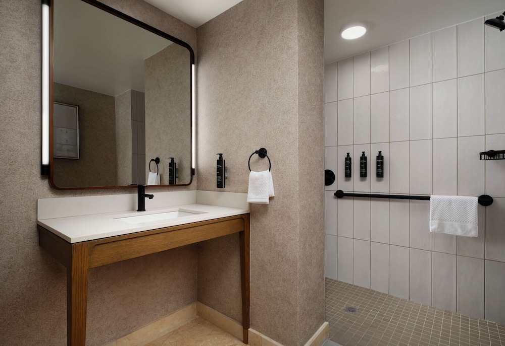 Hotel Flor Tampa Downtown, Tapestry Collection by Hilton — Hotel rooms in Tampa, Florida