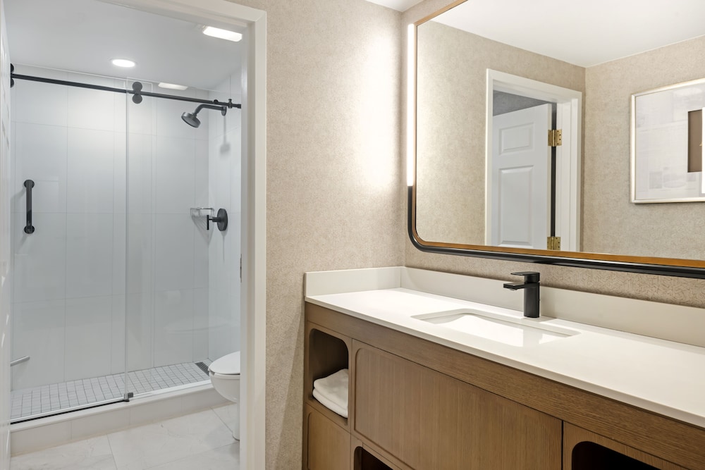 Hotel Flor Tampa Downtown, Tapestry Collection by Hilton — Hotel rooms in Tampa, Florida