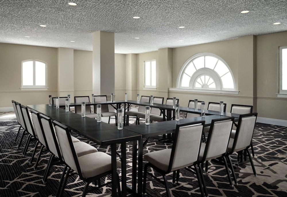 Hotel Flor Tampa Downtown, Tapestry Collection by Hilton — Hotel building in Tampa, Florida